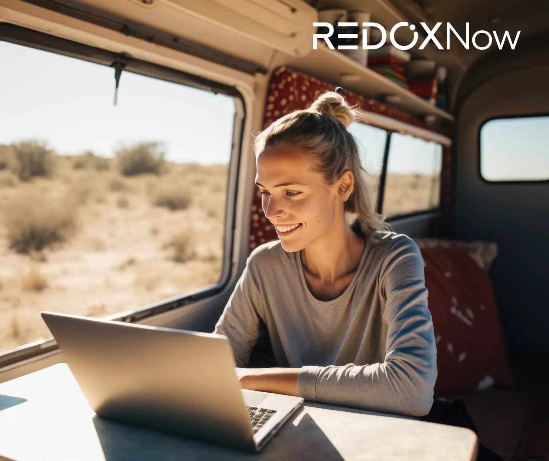 Laptop auf einem Holztisch am Strand – online Geld verdienen ohne Startkapital